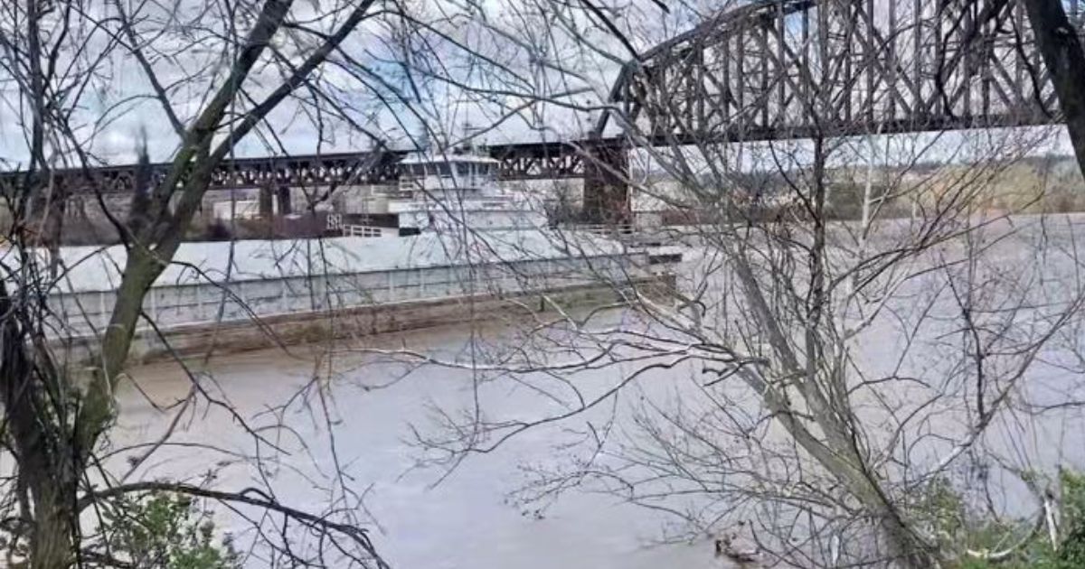 Multiple Bridges Across US River Closed as 26 Barges Go Dead in the Water