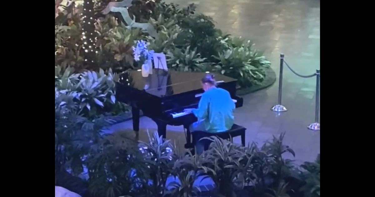 Happy Tears: Health Care Worker Gives Midnight Concert at Hospital After Stressful Day, Onlookers Stunned