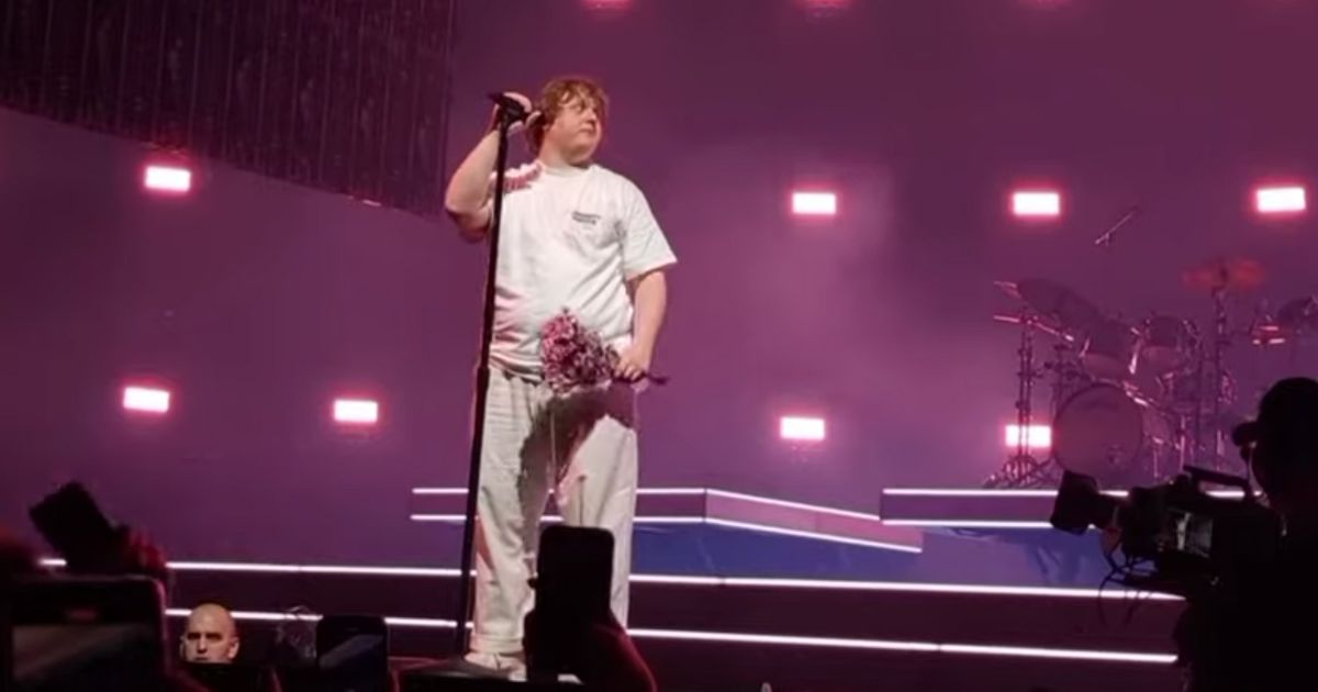 Symptoms of Singer’s Syndrome Seize Him Mid-Song … The Audience’s Response Will Give You Goosebumps