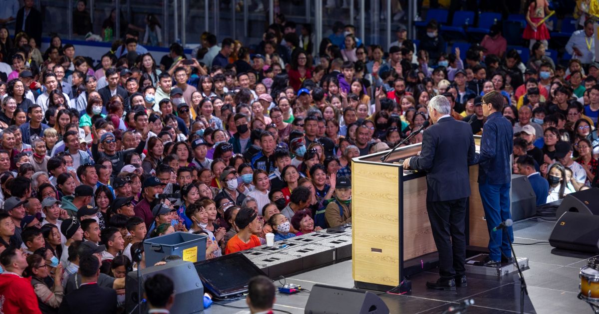 Franklin Graham Preaches for the First Time Ever in Mongolia – Over 17,000 Attend Event