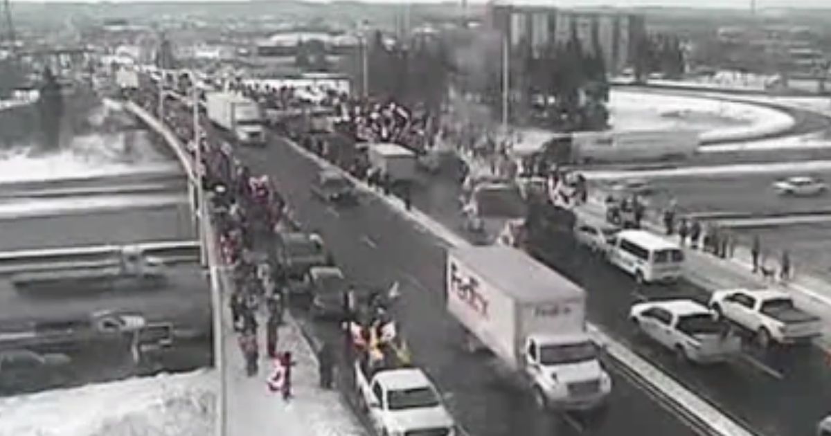 Must-See: Patriots Line the Road as ‘Freedom Convoy’ Canvasses Country in Defiance of Left’s Vax Tyranny