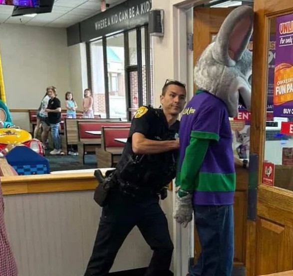 ‘We’re Gonna Detain the Mouse’: Florida Man in Chuck E. Cheese Costume Arrested for Credit Card Theft