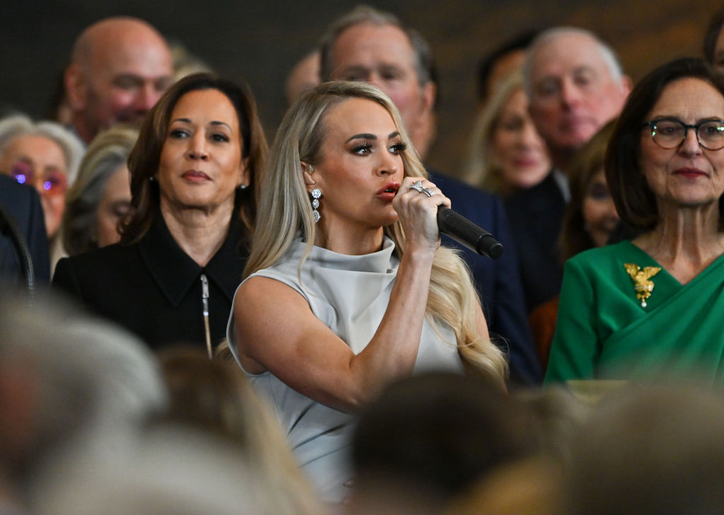 Carrie Underwood Overcomes Glitch, Sings A Capella