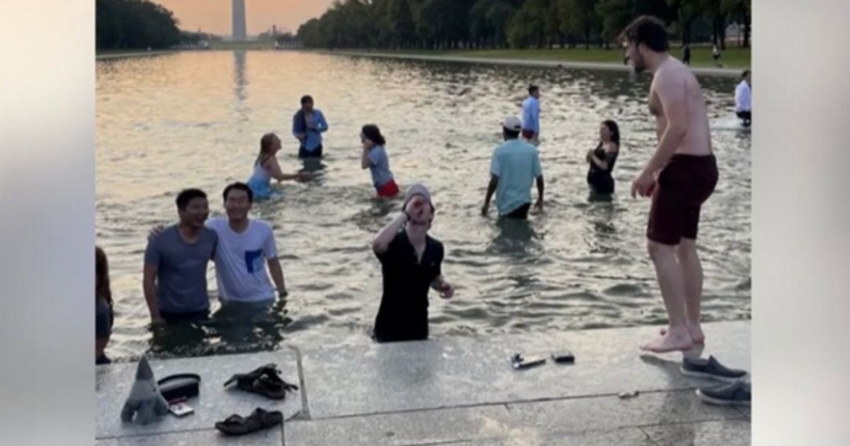 Parks Service Forced to Close Down Lincoln Memorial After College Group's Booze-Fueled Behavior