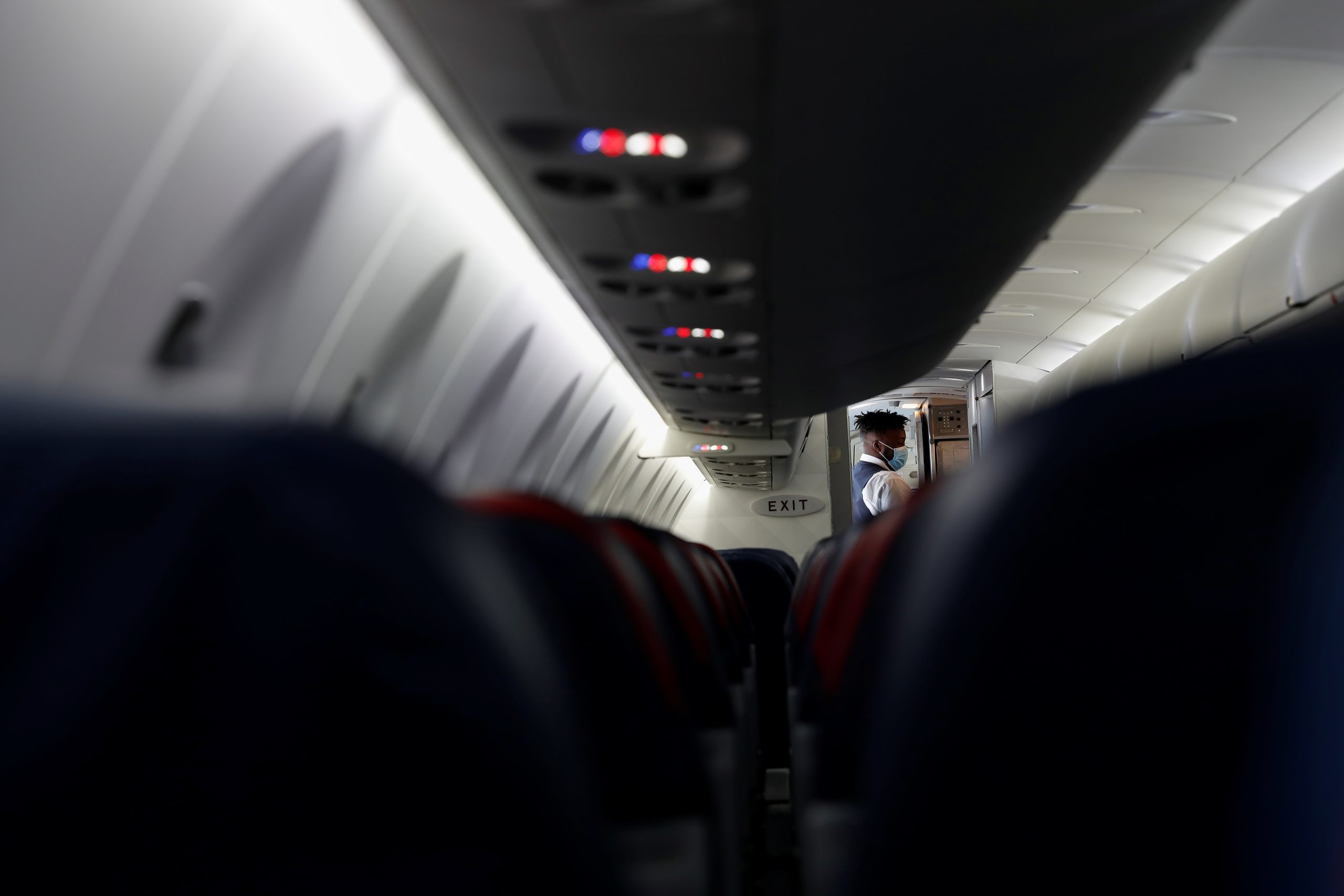 US Airlines Threaten to Ban Passengers Who Refuse to Wear Masks
