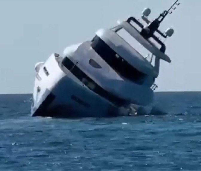 $940K Yacht Sinks Just Minutes into Maiden Voyage — Passengers Jump Overboard in Panic