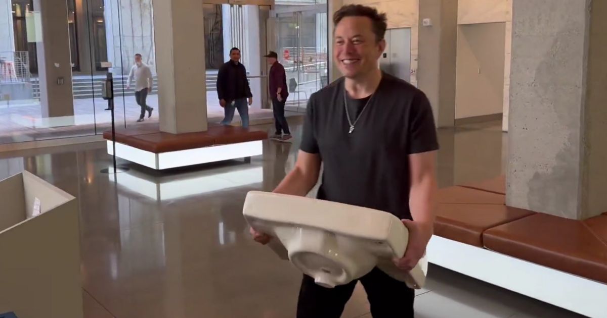 Elon Musk Posts Video at Twitter HQ After Changing Bio
