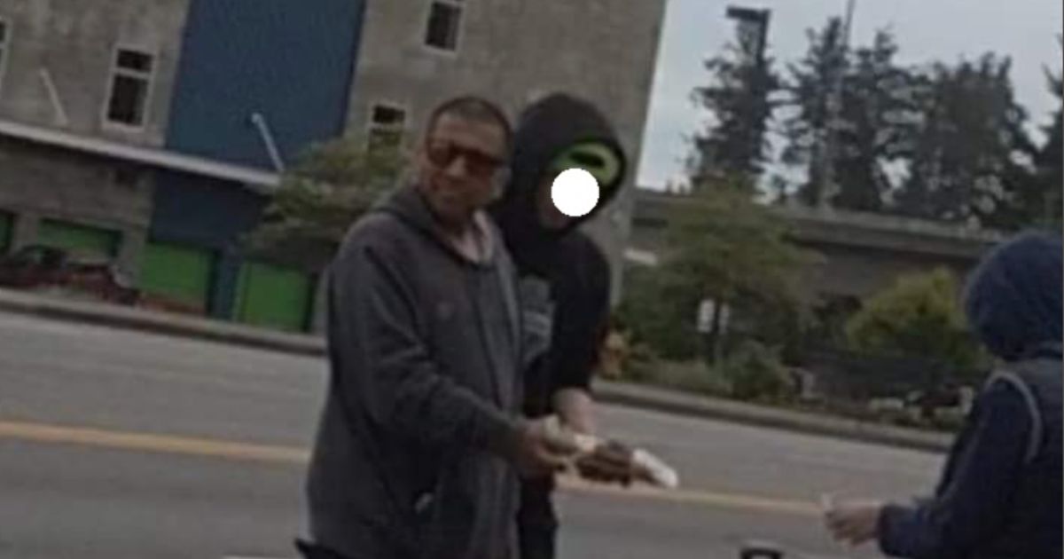 Little Kid Out $85 Bucks After Lowlife Works His Counterfeit Bill Hustle at Lemonade Stand