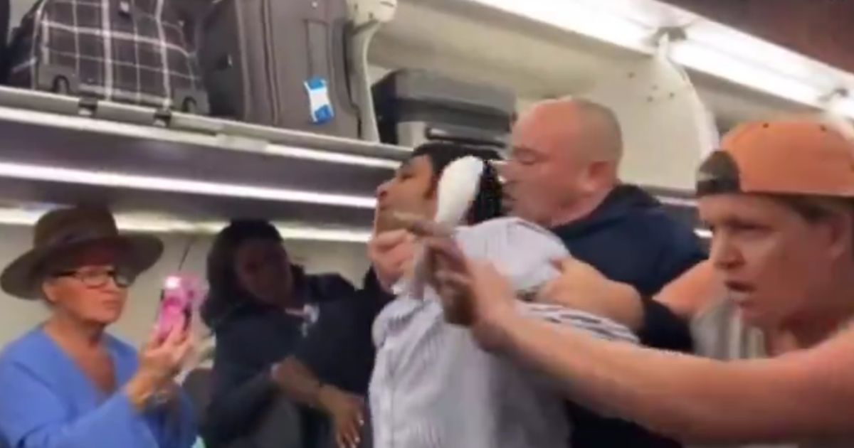Passengers Escort Unruly Man Off Plane – Things Instantly Get Worse for Him After He Tries to Fight It
