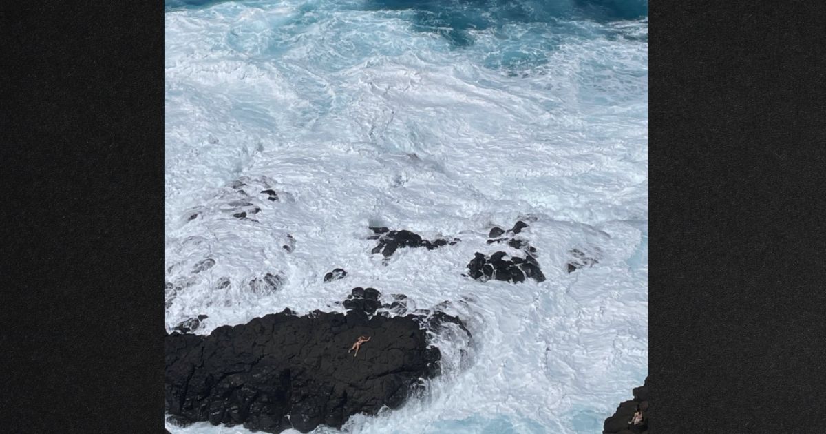 Firefighter Makes Brave Rescue after Teen Enters Closed Beach, Gets Stuck on Rocks in Dangerous Surf