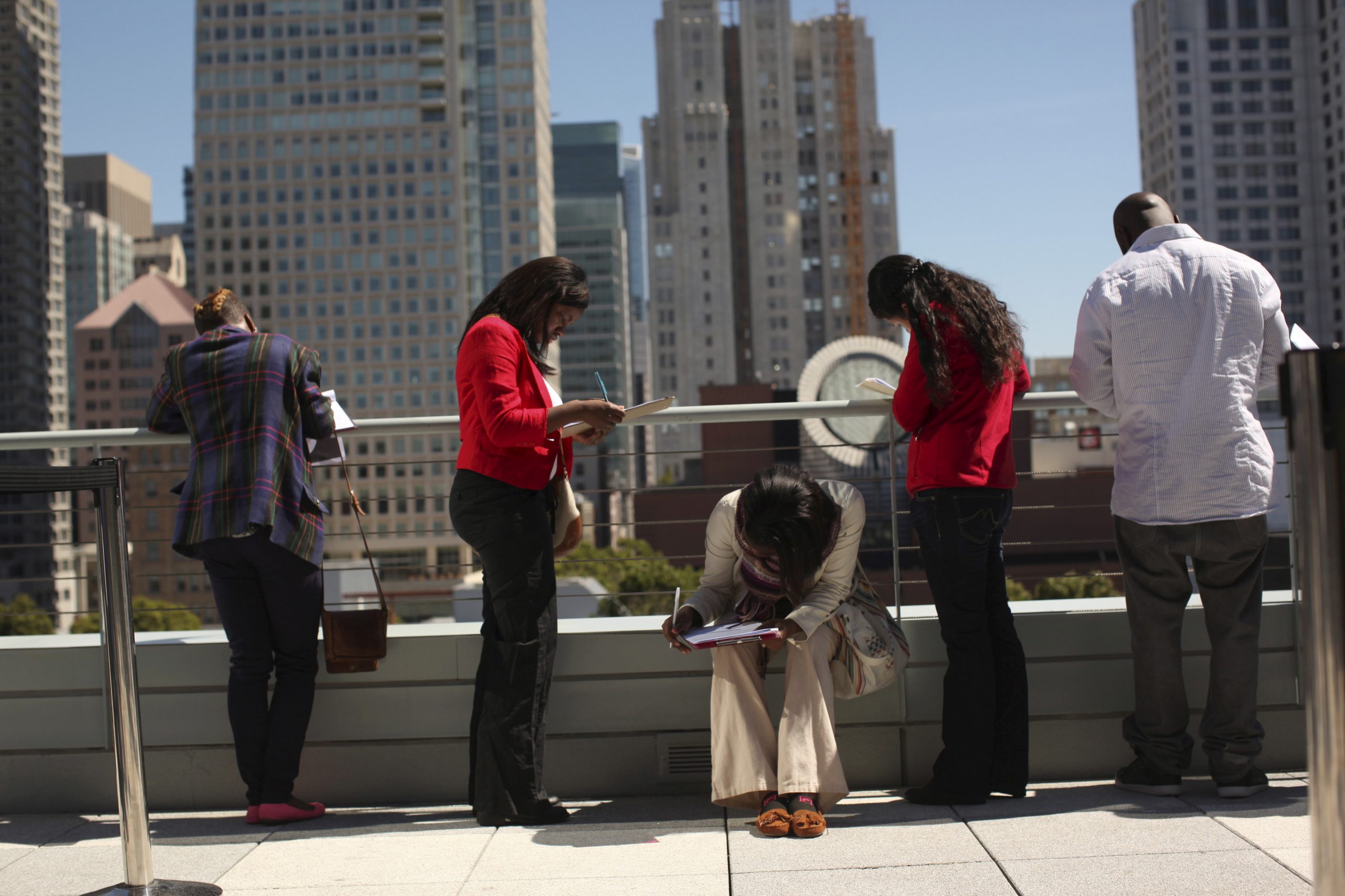 US Weekly Jobless Claims Fall Below One Million, but Labor Market Recovery Faltering