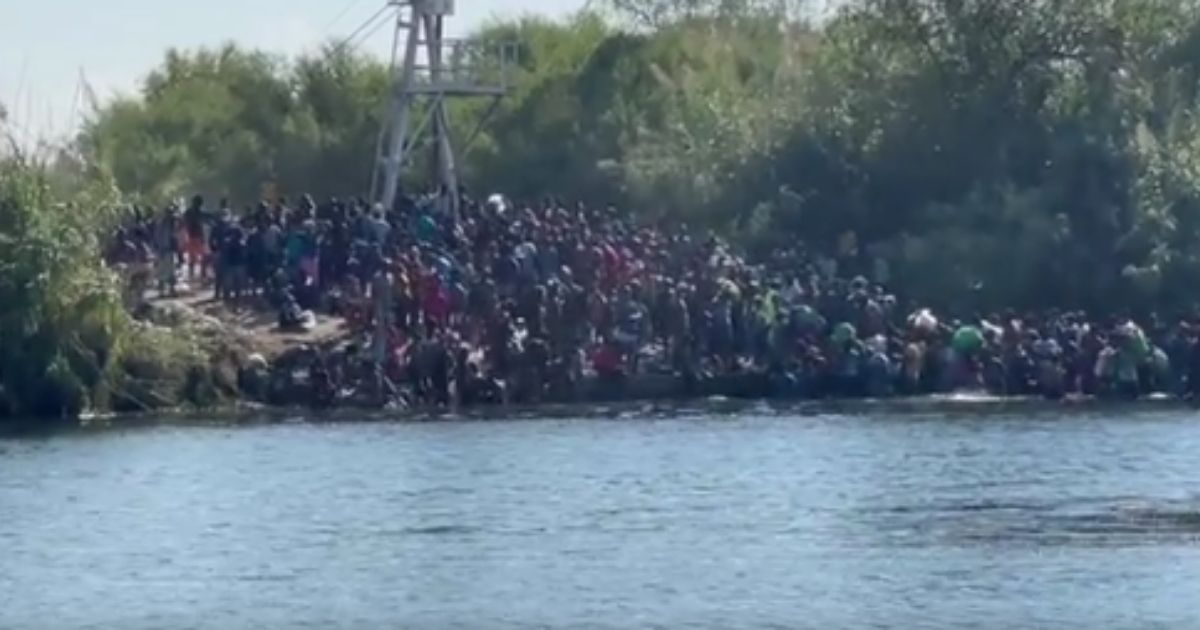 Reporter on Rio Grande 'Absolutely Stunned' to See Masses of Migrants Fording the River