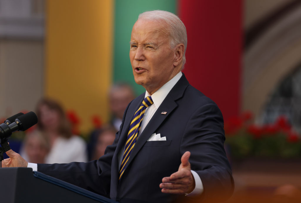 ‘The Prompter Wins’: Twitter Users Fire Shots After Biden Struggles During Speech