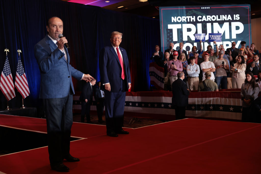 Singer Lee Greenwood Proud to Celebrate America’s Birthday With Trump