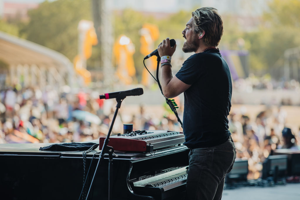 Taylor Hanson Gathers 16,000 People to Sing in Support of Iranian Women