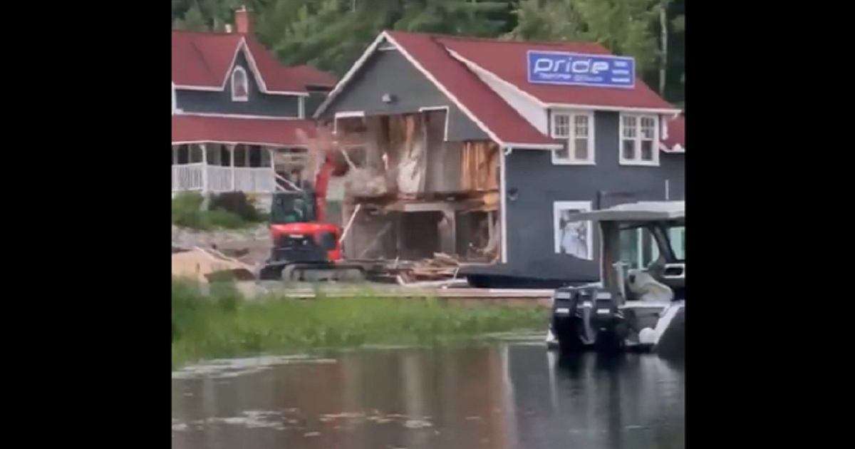 Watch as a Disgruntled Fired Employee Tears Through His Former Workplace with an Excavator: Report