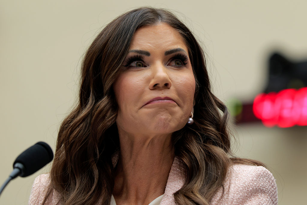 Kristi Noem’s Inner Circle Shaken as Aides Sidelined After DHS Exit