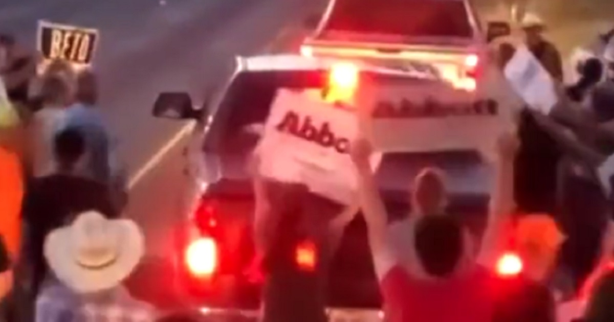 Bye-Bye, Beto: Watch as O'Rourke Gets 'Run Out' of Red City with Police Escorts as Protesters Yell, Wave Abbott Signs