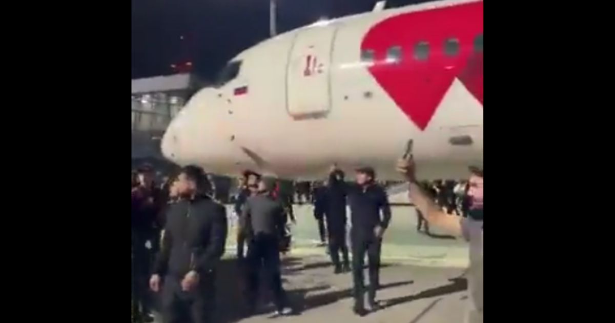 Anti-Israel Mob Storms Airport, Searches for Jews After Flight From Tel Aviv Lands