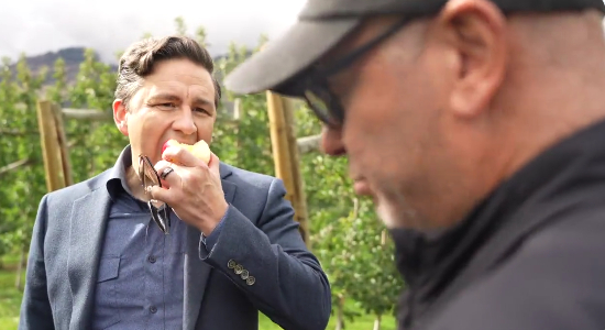 Conservative Canadian Leader Calmly Dismantles Reporter’s Comparison of Him to Trump While Munching on Apple