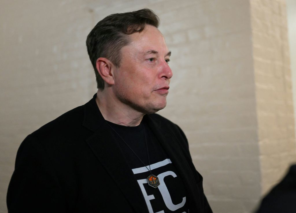 Musk Calls Trump Adviser Navarro ‘Dumber Than A Sack Of Bricks’