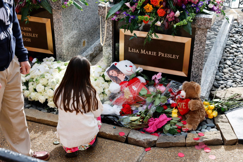 Watch: Lisa Marie Presley’s Graceland Funeral Draws Crowd of Hundreds – This Is Where Elvis Was Buried