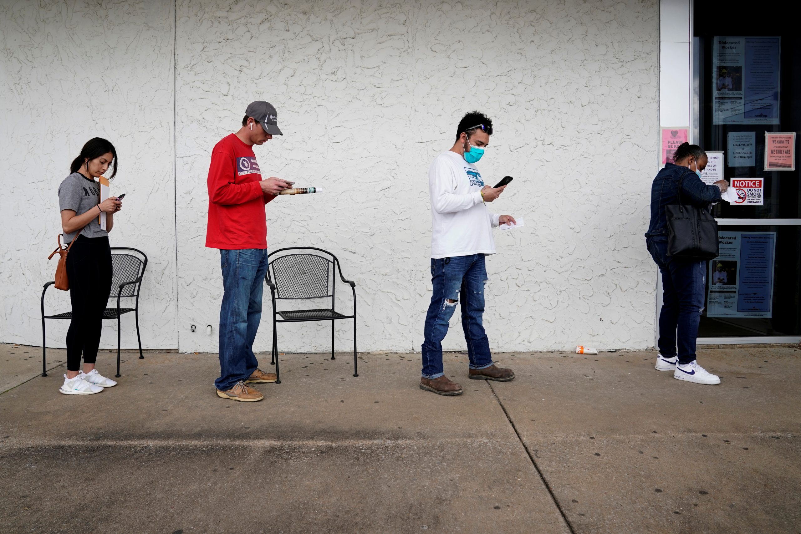 US Weekly Jobless Claims Drop More Than Expected