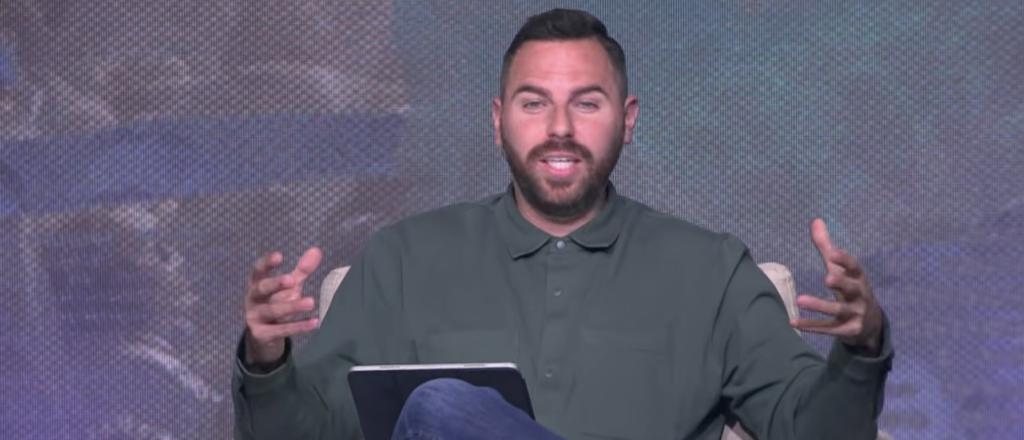 Trump-Backed Megachurch Pastor Ends Campaign After Texting Scandal With Former Pageant Queen