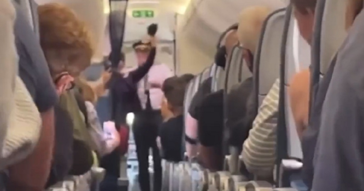 Video: Packed Plane Erupts the Moment Passengers Learn Masks Are No Longer Required