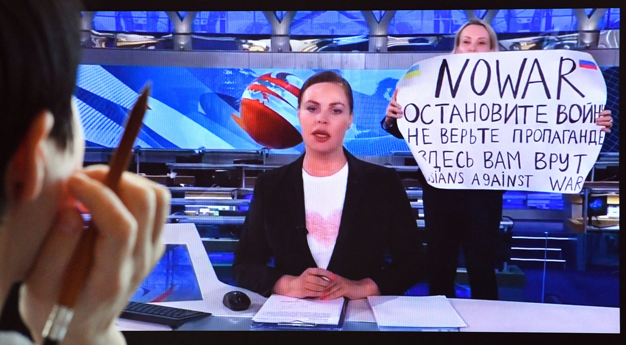 Russian State TV Employee Fined Over Sign Protesting War