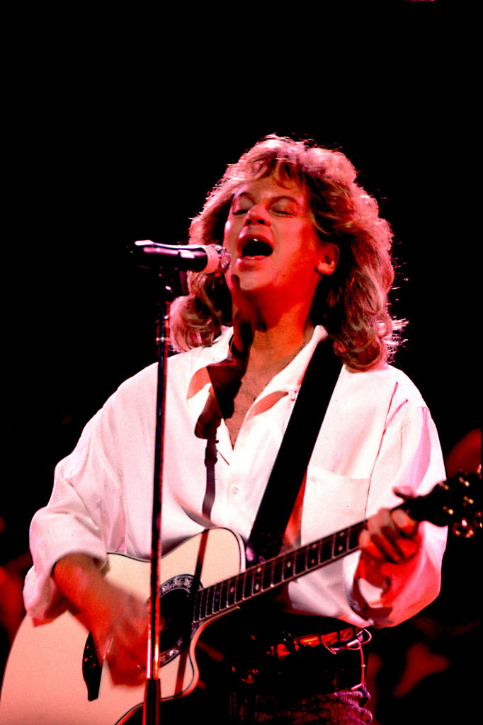 Singer Eric Carmen Dies at 74