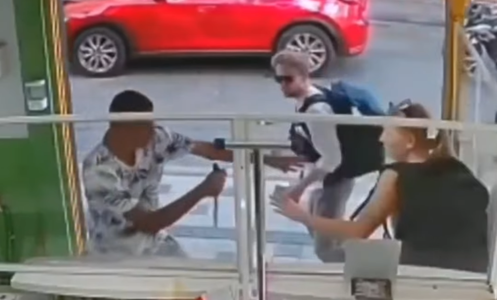 Backpackers’ Street Encounter Sparks Outcry After Woman Fights Off Armed Attacker Alone