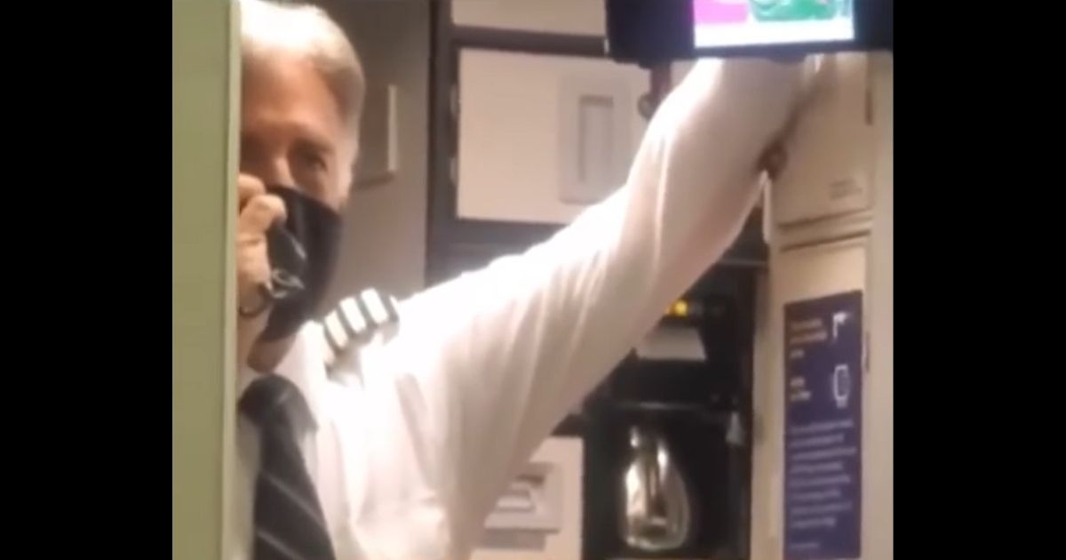 Video: Pilot Dedicates His Last Flight to 13 US Service Members Killed in Afghanistan, Passengers Cheer
