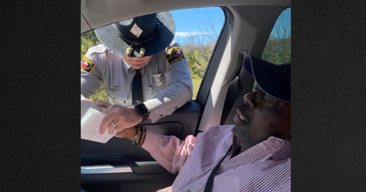 After Pulling Car Over, Officer Prays for Passenger, Then Places Cross in His Hand