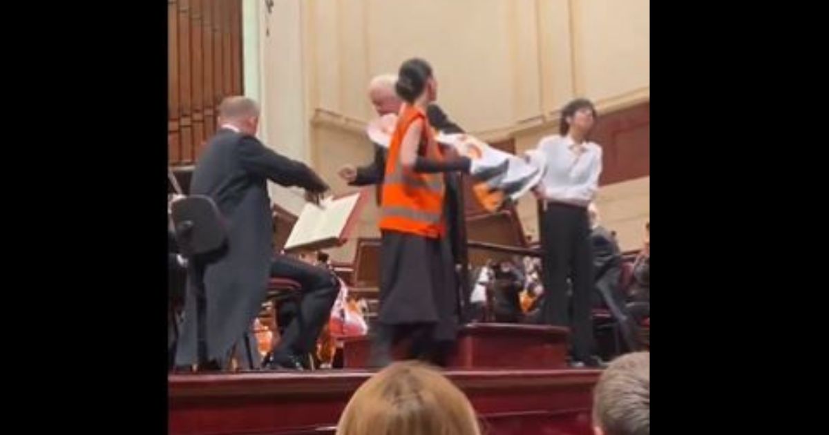 Climate Protesters Try Disrupting Polish Philharmonic Orchestra, Crowd Applauds When Conductor Ends Their Stand in One Move