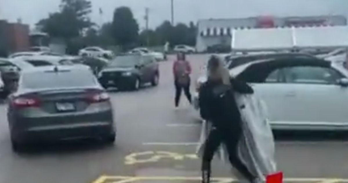 Watch Alleged Shoplifter Learn Painful Lesson: Apparent Getaway Driver Ditches Her the Second Cops Roll Up