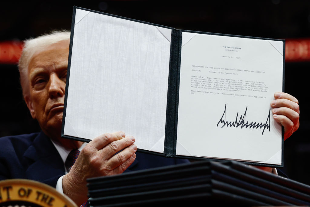 Trump Signs 8 Executive Orders at Inaugural Parade