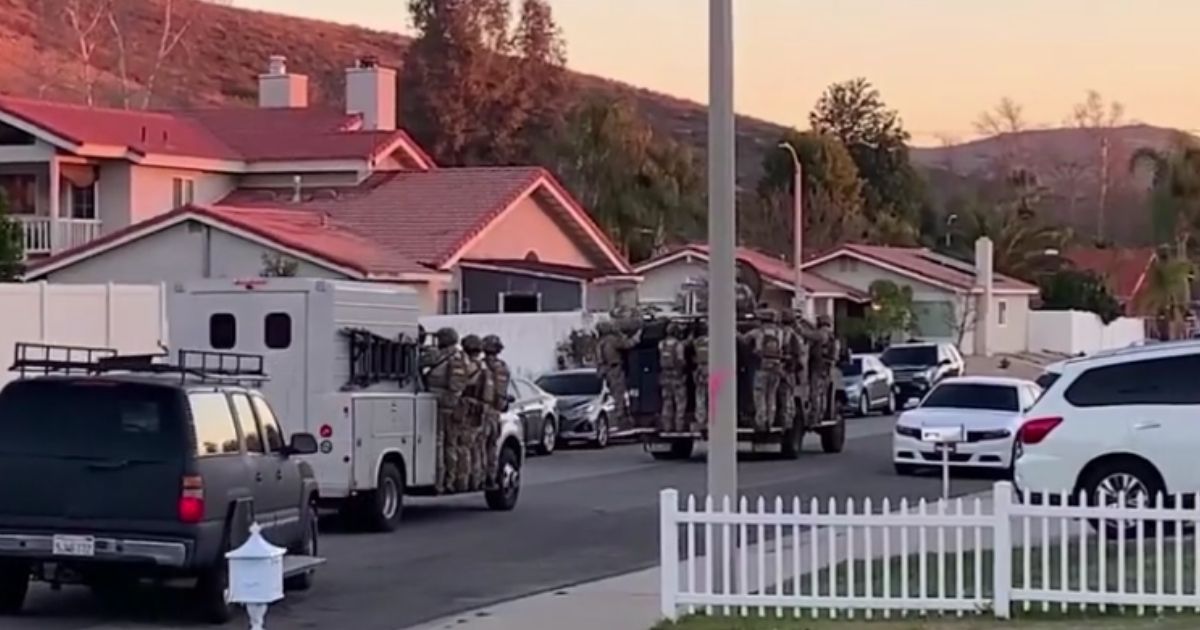 Actor Nick Searcy on Jan 6: FBI's Use of Armored Vehicles to Arrest Protesters in Homes Is 'Terror Campaign'