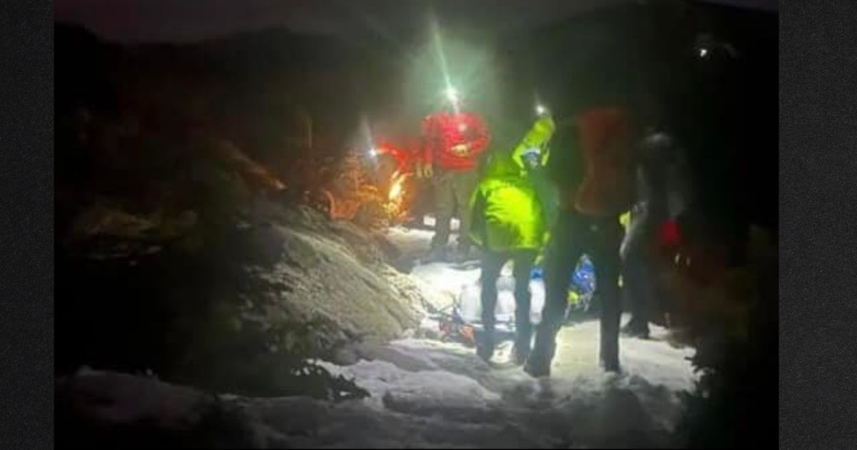 Experienced Hiker Injures Leg on Treacherous Trail: Over 30 Rescuers Perform Skilled Night Rescue