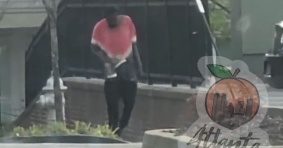 Compassionate Officer Buys Homeless Man Shoes After Seeing Him Barefoot During a Rainstorm