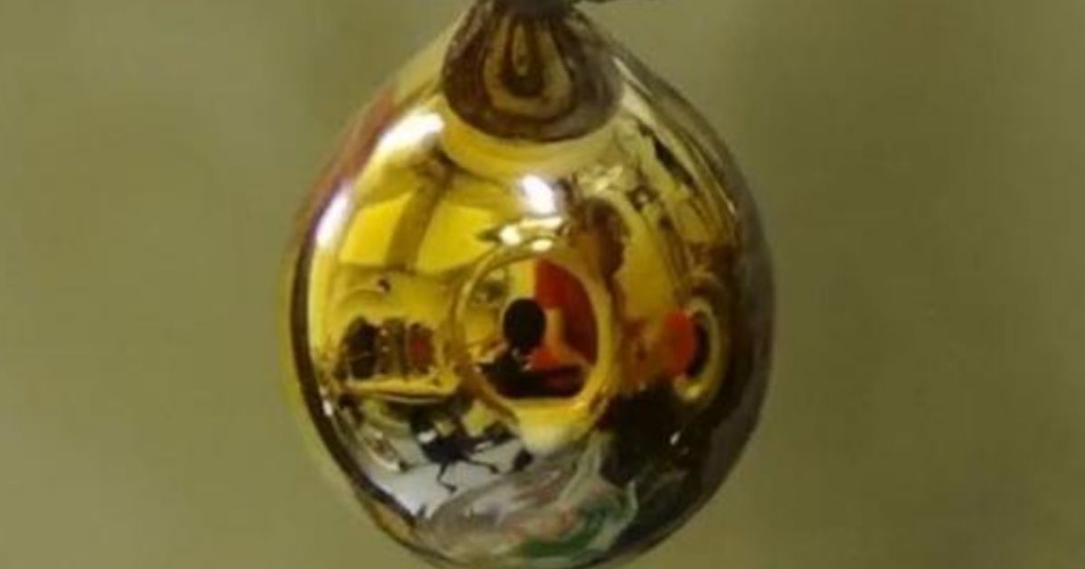 Real-Life Alchemists? Scientists Transform Purified Water Into Shiny, Golden Metal