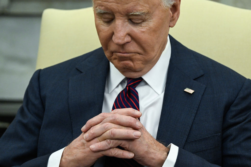 Camera Catches Biden’s Cheat Sheet for Meeting with Iraq PM, Shows Embarrassing Directions to Guide Him