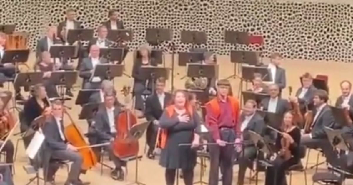 Climate Protesters Humiliated Moments After Gluing Themselves to Concert Hall Conductor’s Stand – They Never Realized It Could Do This
