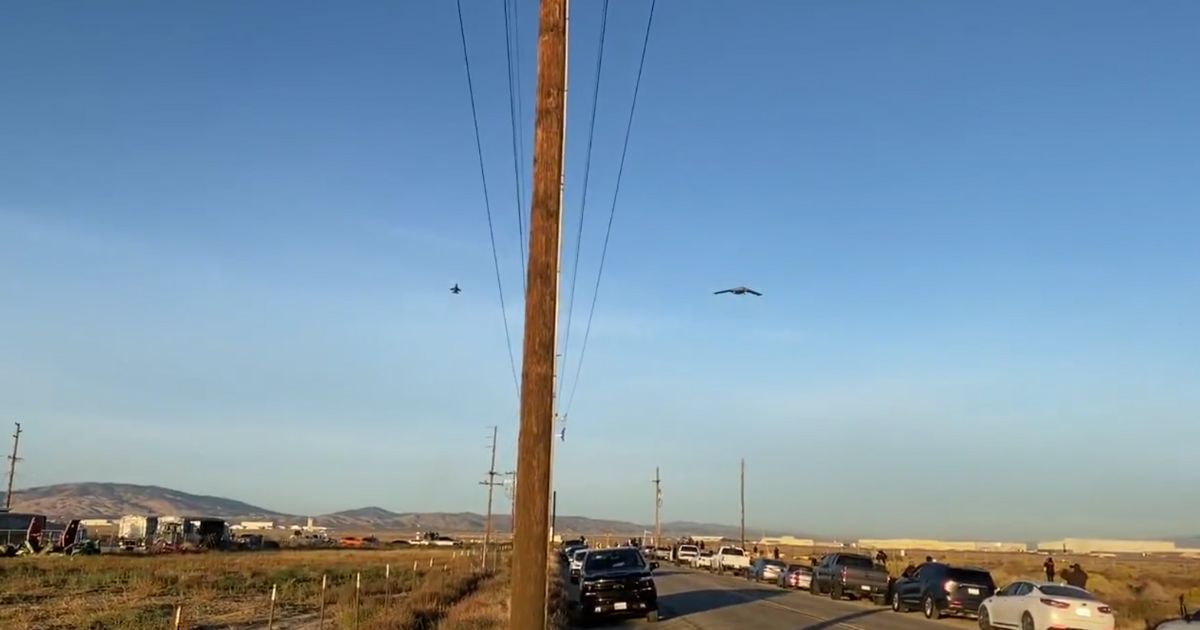 This Isn’t a UFO Seen in Skies Above US – It’s a Powerful New American Weapon on Its First Test Flight