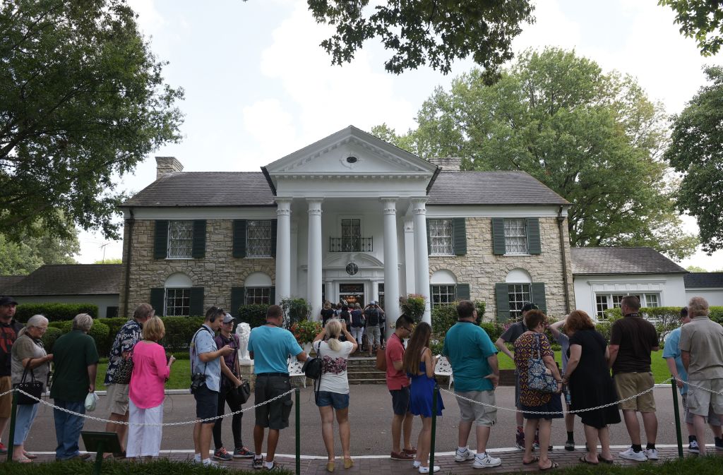 Elvis’ Granddaughter Fighting for Graceland Amid Foreclosure 