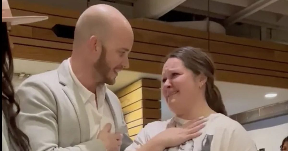 After Receiving Major Christmas Surprise, Waitress Gets Fired for Accepting Kindest Gift Ever