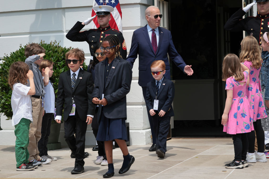 ‘Come Here’: Young Girl Refuses Biden’s Attempt to Lure Her Into the White House