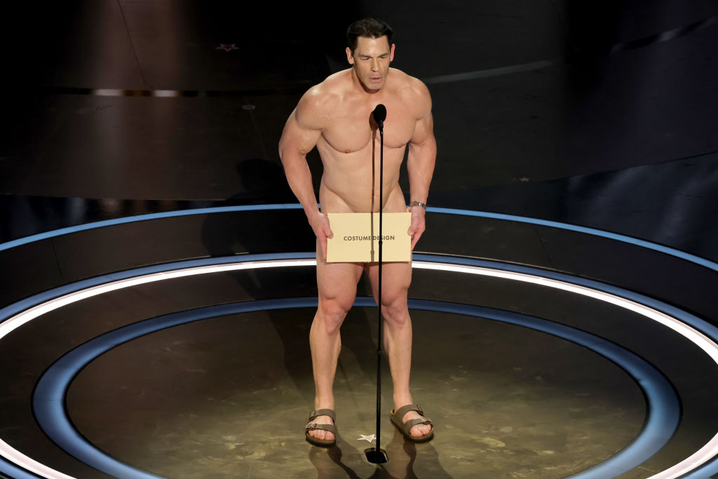 Cena Wardrobe Barely There for Oscar Presentation
