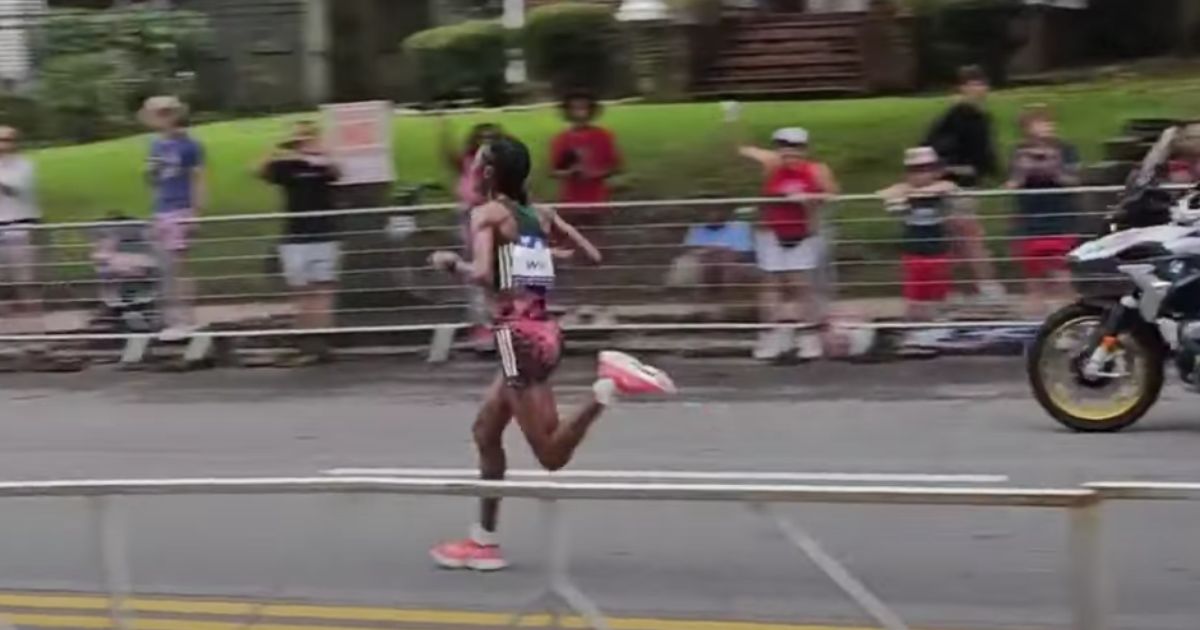Devastating Mistake Made Seconds from Finish Line Costs Leading Runner the Race