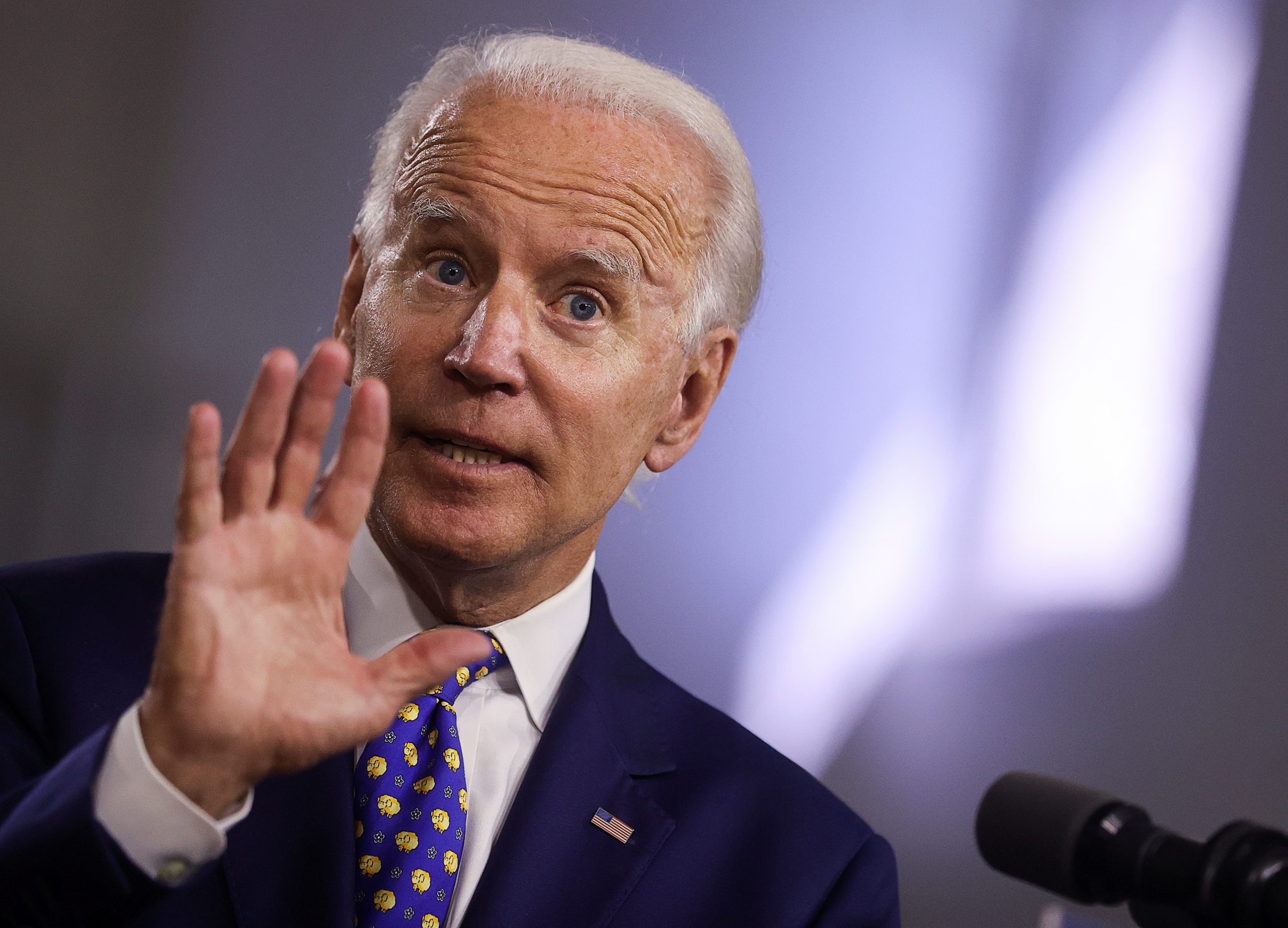 Photographer Captures Biden’s Notes on Sen. Kamala Harris: ‘Do Not Hold Grudges’